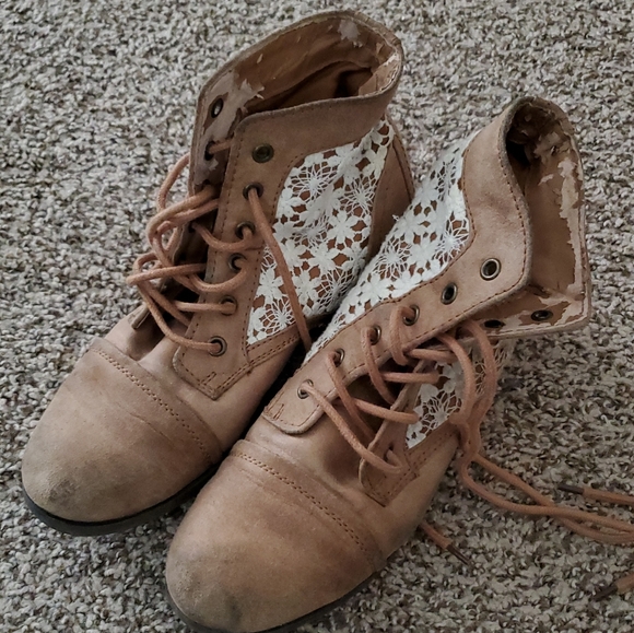 Boots - Picture 3 of 4